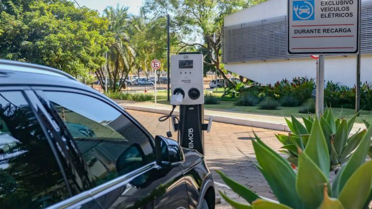 Governo mantém elevação de tarifas a carro elétrico e renova cota zero
