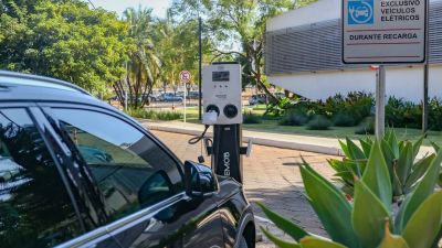 Governo mantém elevação de tarifas a carro elétrico e renova cota zero