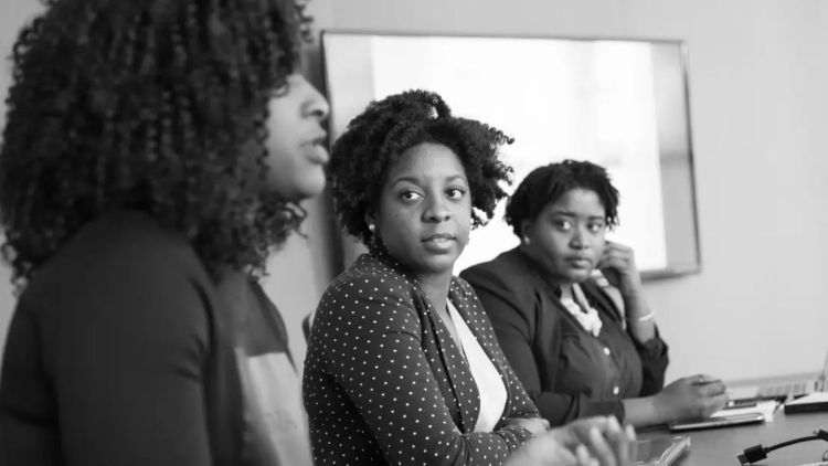 Desemprego entre mulheres negras jovens chega a 24,7%, aponta estudo