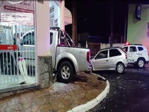 Caminhonete invade loja após acidente em Araraquara