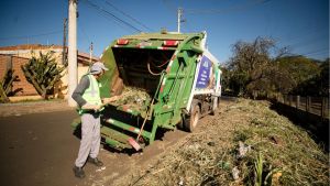 Prefeitura acrescenta caminhão compactador para acelerar limpeza e roçagem na cidade