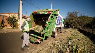 Prefeitura acrescenta caminhão compactador para acelerar limpeza e roçagem na cidade