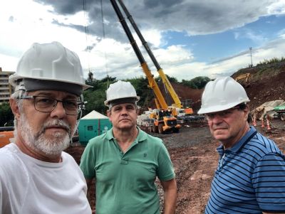 Legenda da foto: 1 - Laert Rigo, Agnaldo Spaziani e André Fiorentino no canteiro de obras da RUMO 