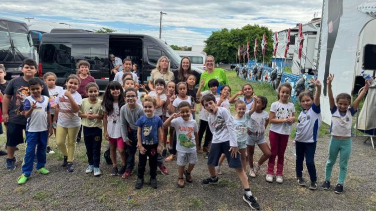 Fundo Social leva 800 crianças de projetos sociais para espetáculo circense em São Carlos