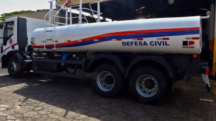 Araraquara recebe caminhão-tanque trucado após quatro décadas e reforça estrutura da Defesa Civil