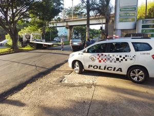 Carro fica com as rodas para cima após acidente