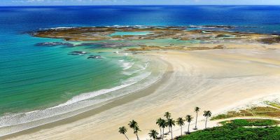 Vista aérea do Pontal de Maracaípe, em Porto de Galinhas; destino ideal para levar as crianças