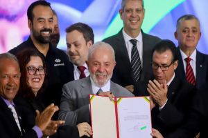 Lula assina projeto que regula atividade de motoristas de aplicativo