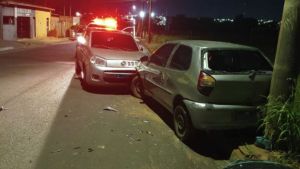 Guarda Municipal recolhe carro após colisão com veículo estacionado em Ibaté