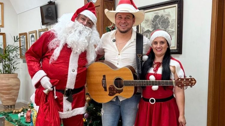 Cantor PH leva mensagem de esperança e solidariedade à Santa Casa de São Carlos no Natal