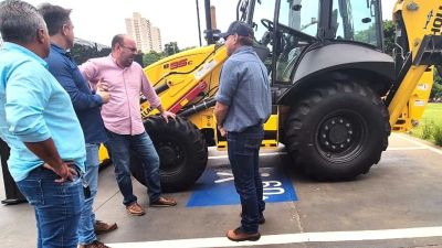 São Carlos recebe retroescavadeira do Governo do Estado