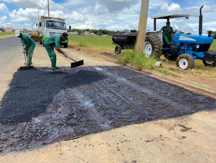 Vias públicas de Ibaté recebem serviço de tapa-buraco