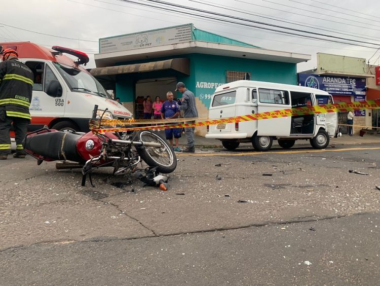 Motociclista atinge lateral de kombi e vai para Santa Casa