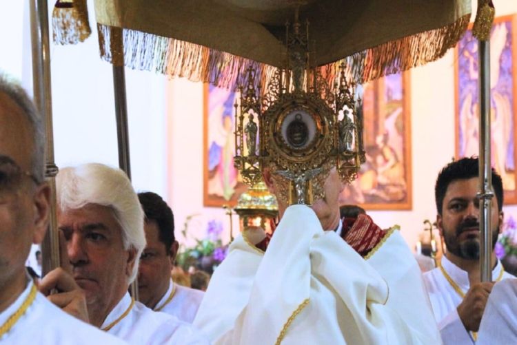 Relíquia da Santa Cruz é entronizada na Catedral de São Carlos