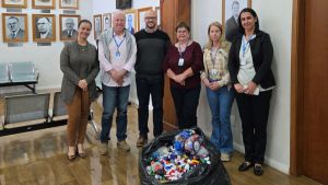 SAAE entrega mais de 30 kg de tampinhas plásticas à Santa Casa de São Carlos