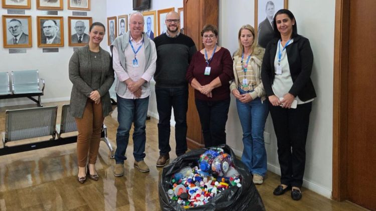 SAAE entrega mais de 30 kg de tampinhas plásticas à Santa Casa de São Carlos