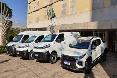 Prefeitura entrega 4 novos carros para a secretaria de saúde