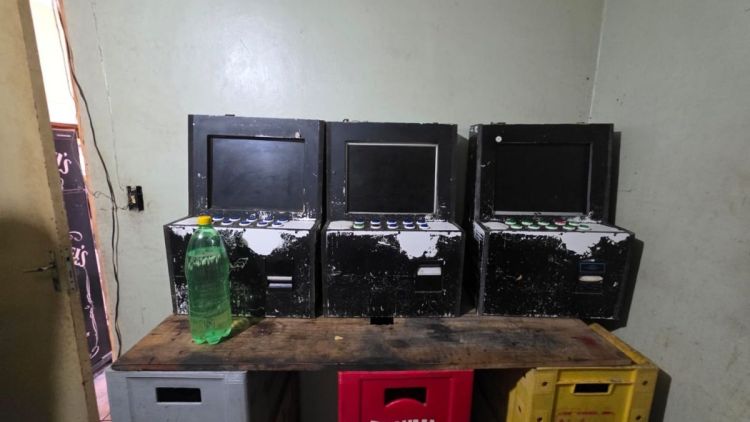 Polícia Militar apreende máquinas caça-níquel em bar na Vila Prado