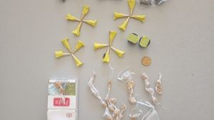 Fiscalização da GCM de Ibaté localiza entorpecentes escondidos em praça e leva suspeita ao plantão