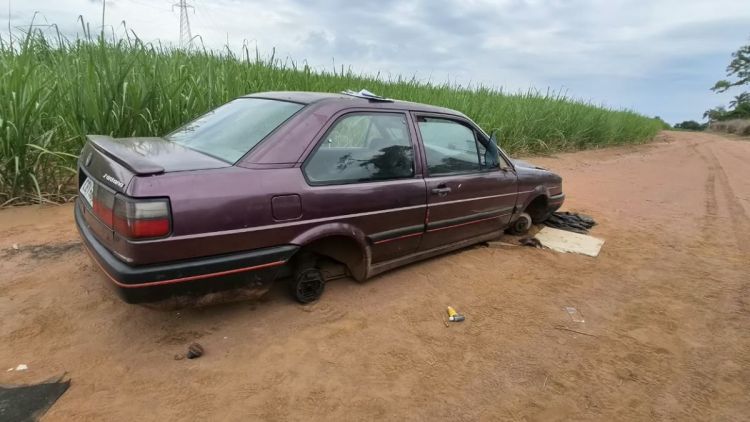 Veículo depenado é encontrado em mata nos fundos do Velório Municipal de Ibaté