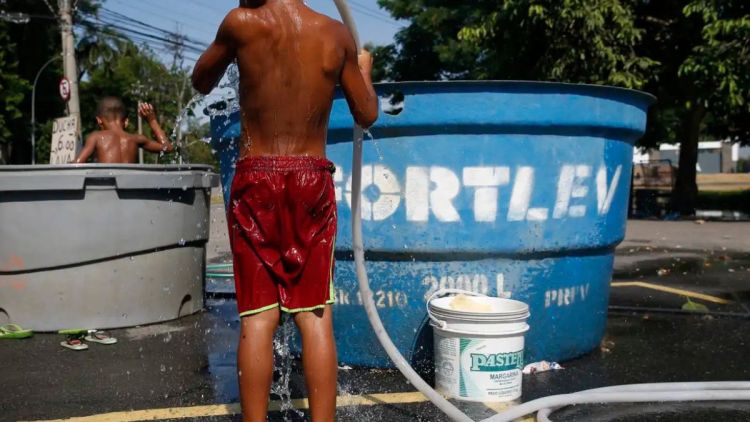 Quase metade das crianças do mundo está exposta a riscos climáticos