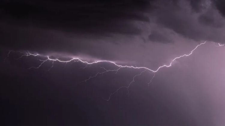 Jovem conta o que sentiu ao ser atingida por raio