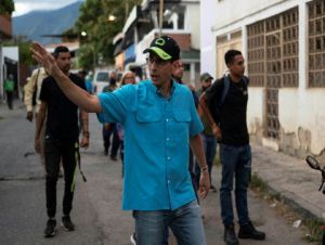O líder opositor Henrique Capriles durante uma caminhada pela cidade de Guarenas, vizinha de Caracas, em 1º de fevereiro