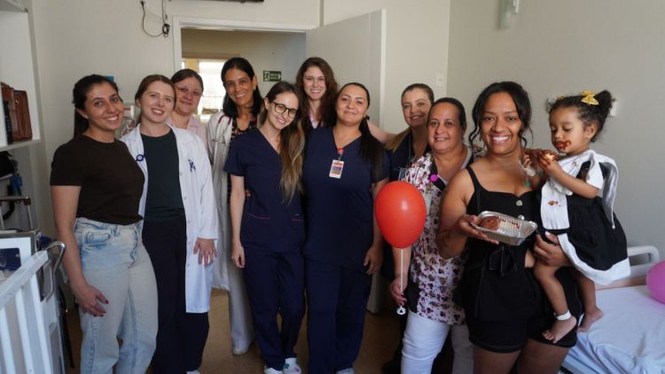Santa Casa celebra aniversário de paciente internada na Pediatria