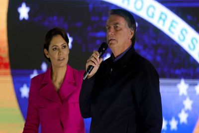 Bolsonaro e Michelle cobram na Justiça que Lula se retrate por falas sobre móveis do Alvorada