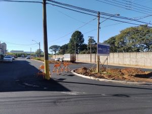 ATENÇÃO MOTORISTAS! Tem poste no meio da rua em São Carlos; saiba onde