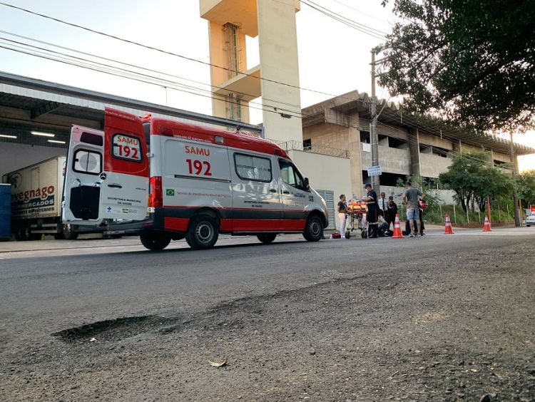 Mulher se desequilibra de moto, cai e é levada à UPA com ferimentos