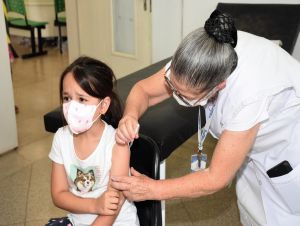 São Carlos registra baixa procura pela vacina da covid-19 para crianças de 6 meses a 2 anos com comorbidades