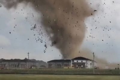 Vídeo mostra violência do tornado que devastou cidade nos Estados Unidos