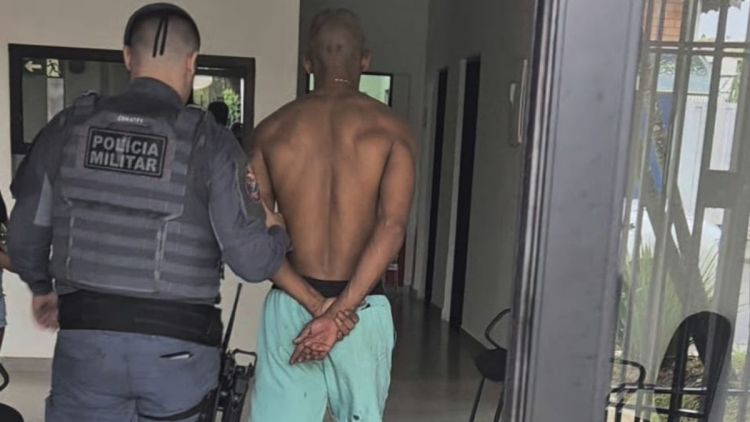 Homem é preso após agredir a própria mãe e incendiar residência em Torrinha