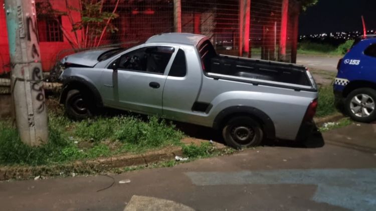 Acidente em São Carlos leva Guarda Municipal a identificar alerta de furto em caminhonete