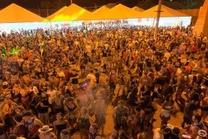 Milhares de pessoas se divertem no carnaval de Tambaú