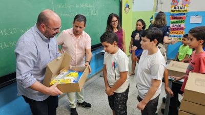 Netto e Roselei entregam Kits Escolares na Emeb Angelina Dagnone de Melo