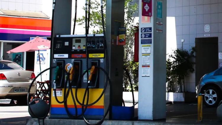 Concorrência do etanol e subvenção fazem preço da gasolina cair