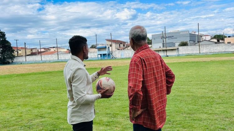Lucão Fernandes acompanha melhorias em campos de futebol e destaca investimento no esporte de base em São Carlos