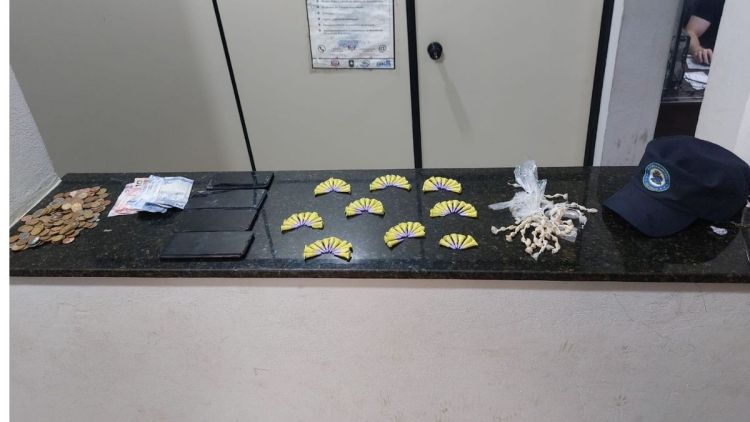 Denúncia leva Guarda Municipal a apreender drogas e dinheiro em imóvel invadido