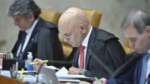 STF tem tensão entre ministros e debate sobre cautela em meio a caso Bolsonaro e Trump