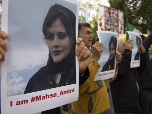 Protesto organizado pelo Conselho Nacional de Resistência do Irão fora da Embaixada do Irão em Berlim após a morte sob custódia de Mahsa Amini. - Paul Zinken/dpa