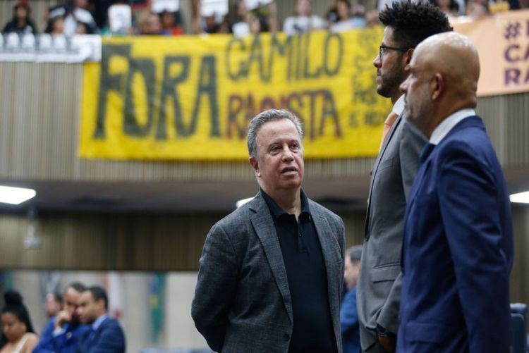Câmara de SP cassa mandato do vereador Camilo Cristófaro por racismo