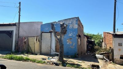 Imóvel abandonado é demolido após intervenção da fiscalização da prefeitura
