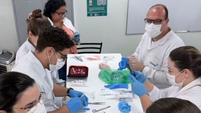Curso de sutura capacita enfermeiros de São Carlos e da Região