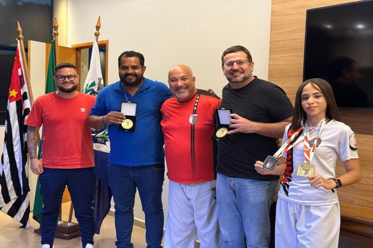 Prefeito e Vice-Prefeito  recebem medalhas conquistadas por atletas de karatê no Campeonato Paulista
