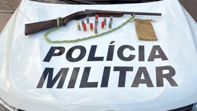 ARMA DE GUERRA AO LADO DE CRIANÇA: Polícia Militar prende homem por porte ilegal de calibre restrito em Torrinha
