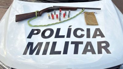ARMA DE GUERRA AO LADO DE CRIANÇA: Polícia Militar prende homem por porte ilegal de calibre restrito em Torrinha