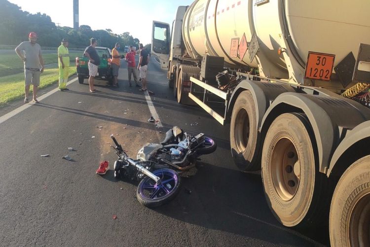 Trânsito fica parado na rodovia Washington Luís, após acidente