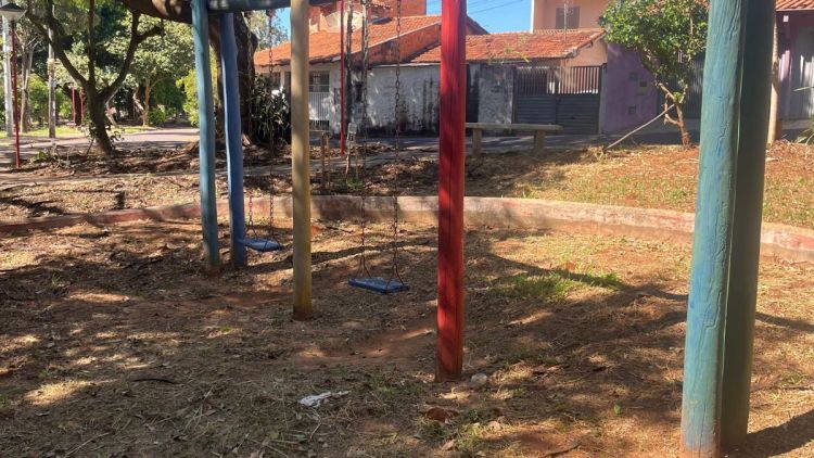 Lineu confere limpeza e a qualidade da areia em área de lazer pública